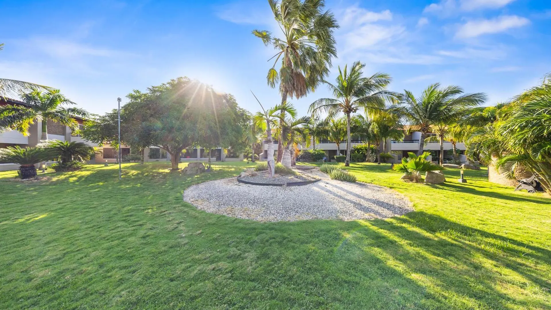 2 Min Walk To Eagle Beach W Pool, Gym & Spa Palm Beach