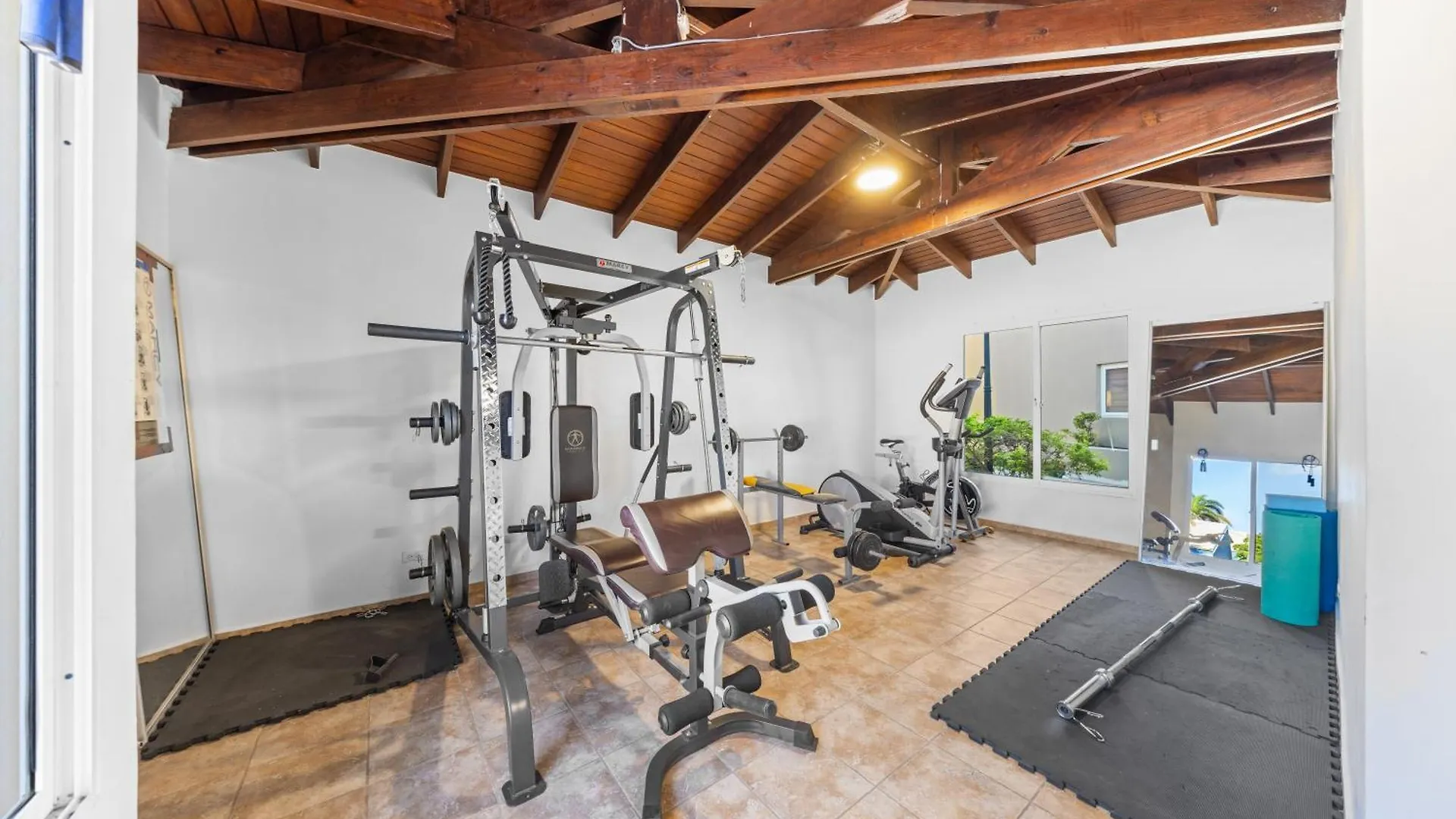 2 Min Walk To Eagle Beach W Pool, Gym & Spa