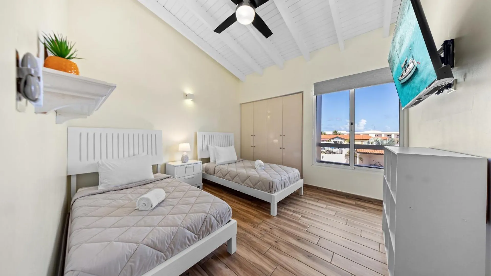 2 Min Walk To Eagle Beach W Pool, Gym & Spa