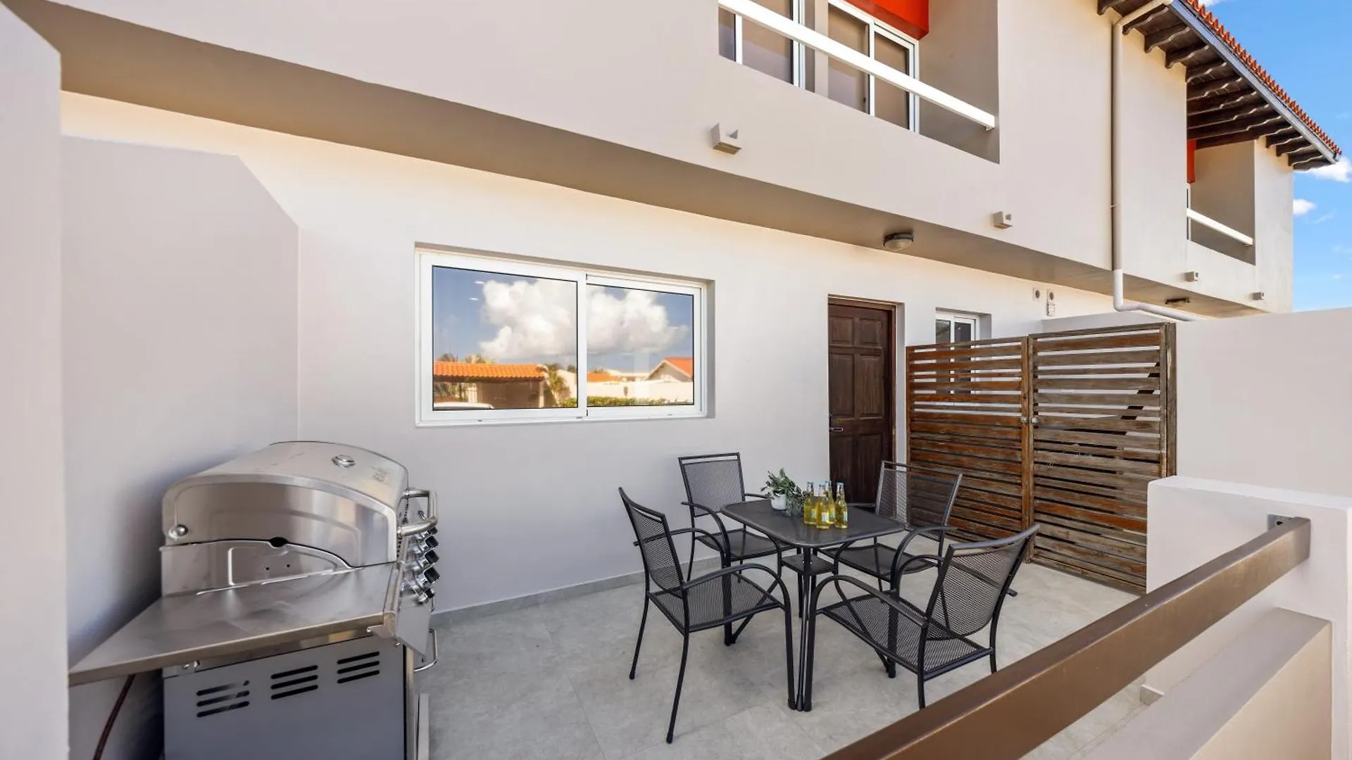 Holiday home 2 Min Walk To Eagle Beach W Pool, Gym & Spa Palm Beach
