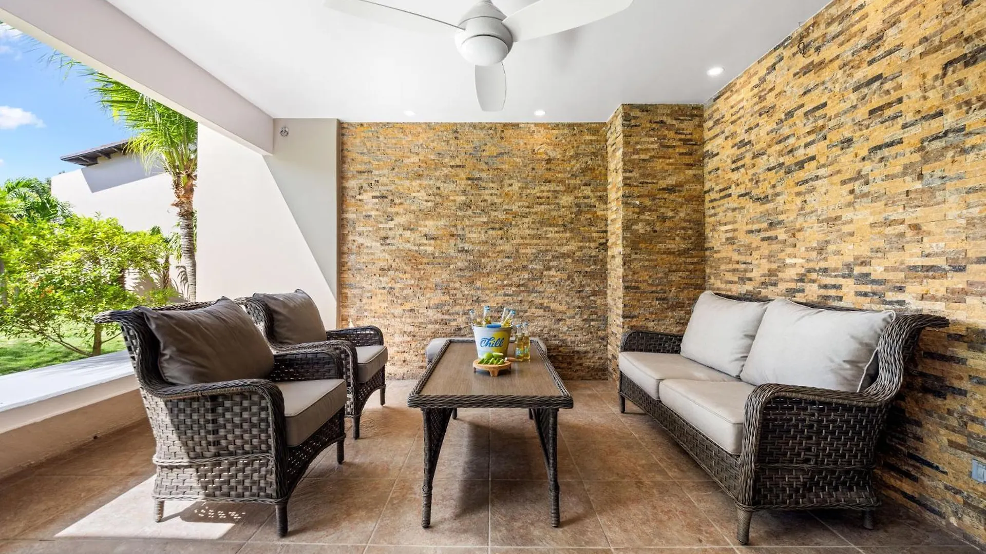 Holiday home 2 Min Walk To Eagle Beach W Pool, Gym & Spa