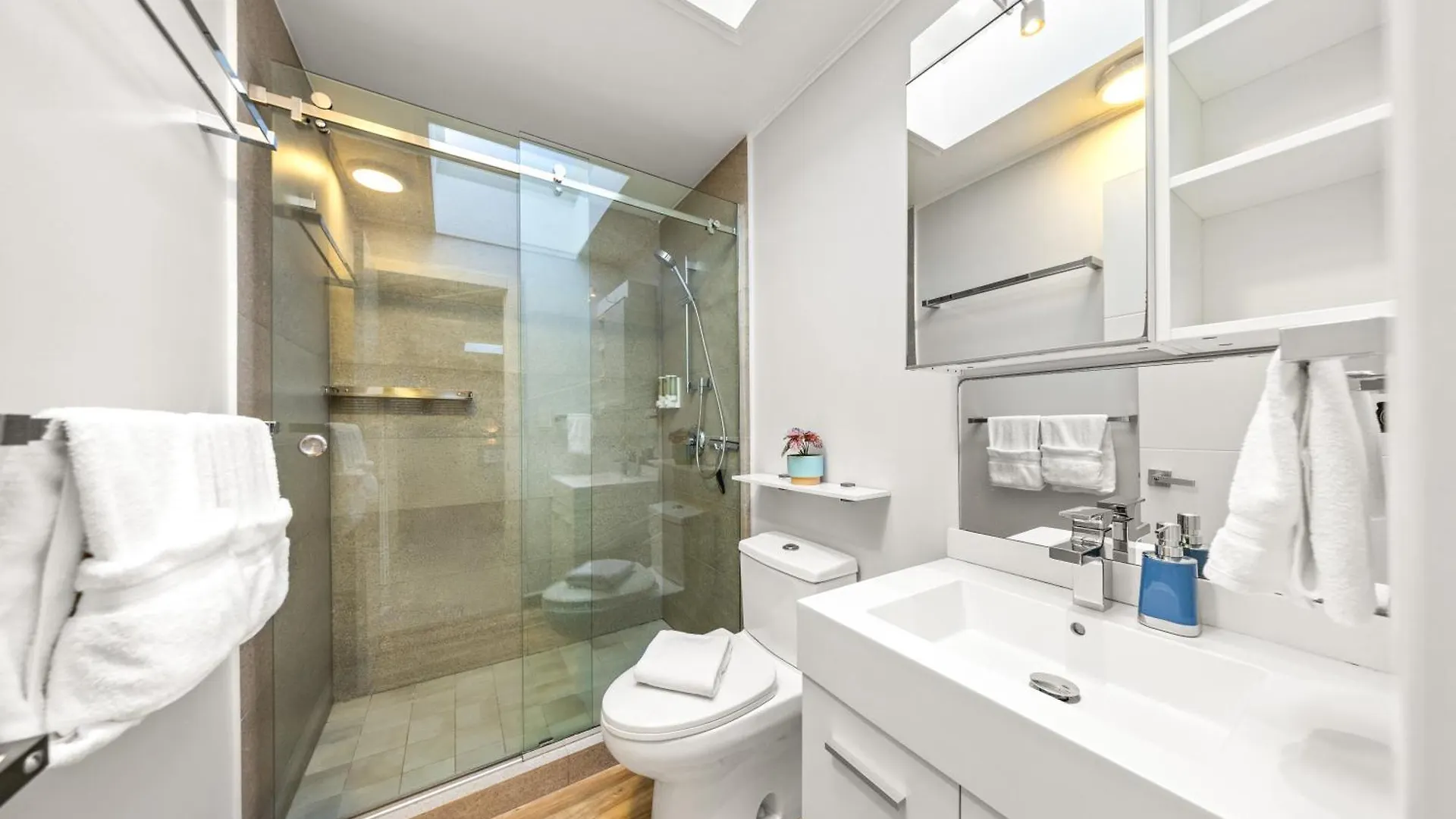 2 Min Walk To Eagle Beach W Pool, Gym & Spa Holiday home Palm Beach