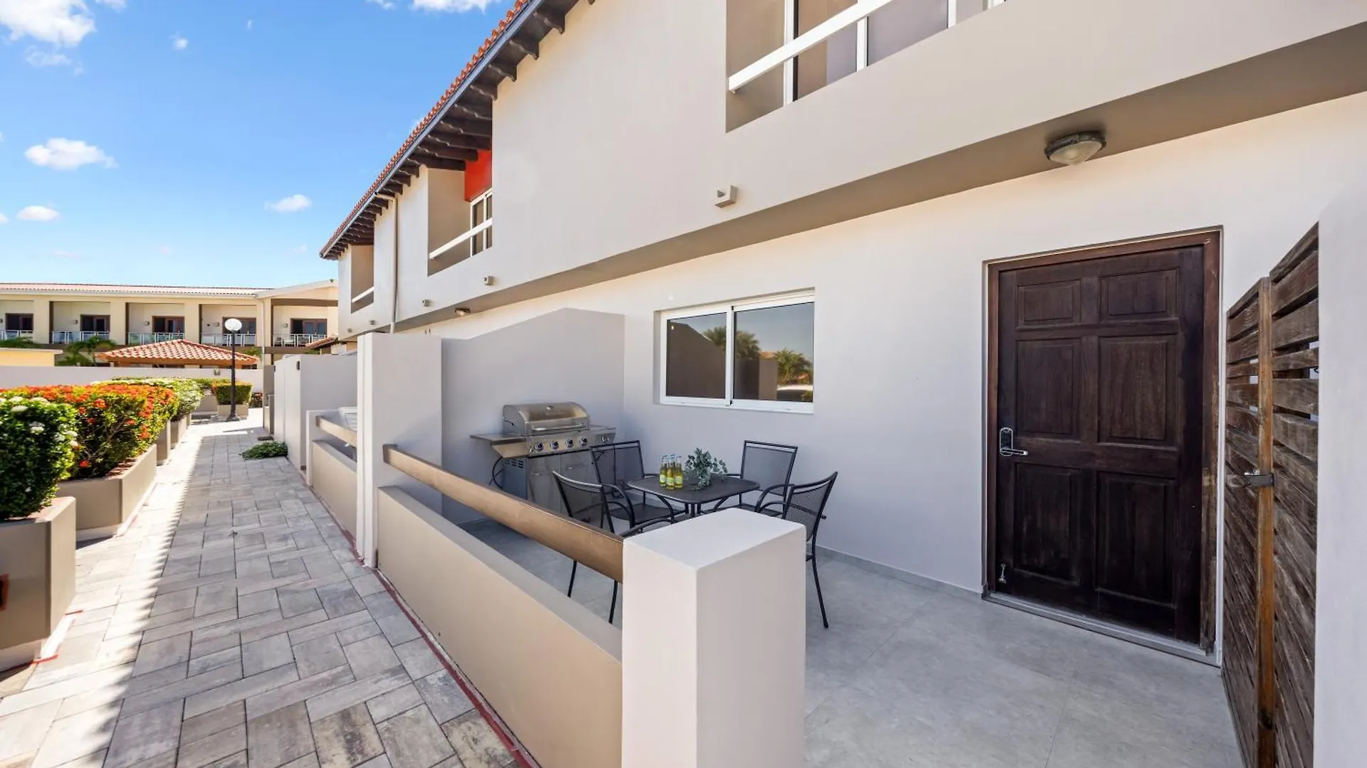 2 Min Walk To Eagle Beach W Pool, Gym & Spa Palm Beach