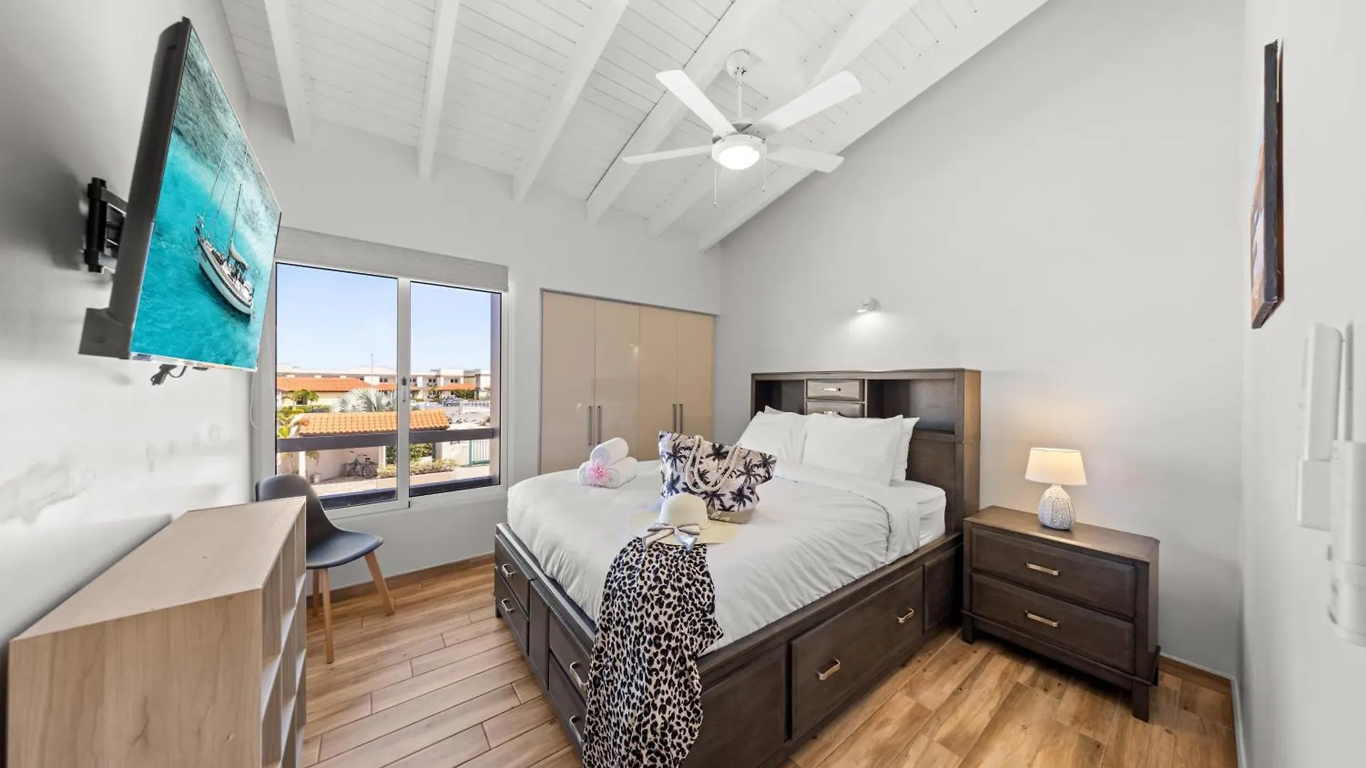 2 Min Walk To Eagle Beach W Pool, Gym & Spa 0*, Palm Beach