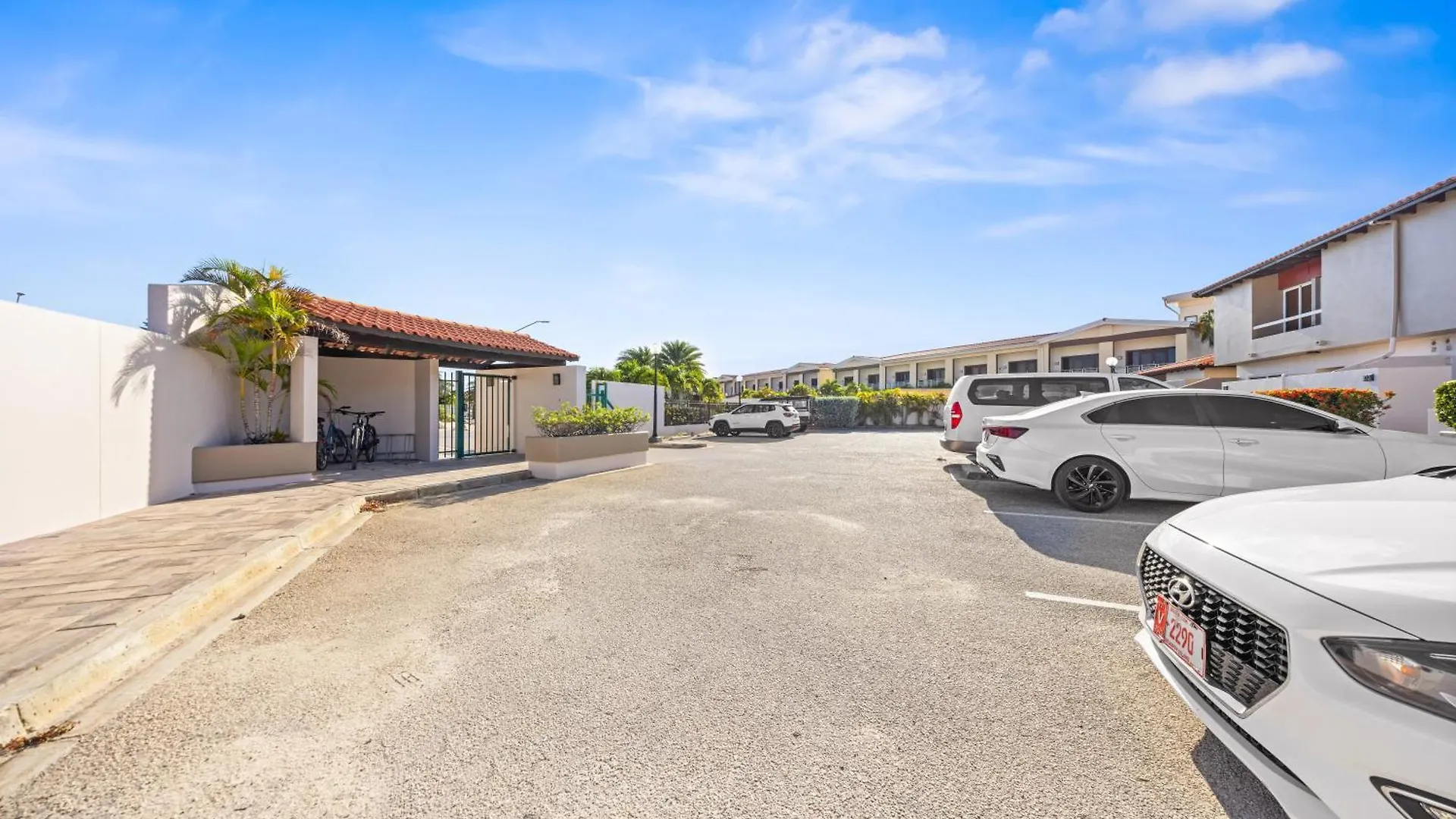 Holiday home 2 Min Walk To Eagle Beach W Pool, Gym & Spa