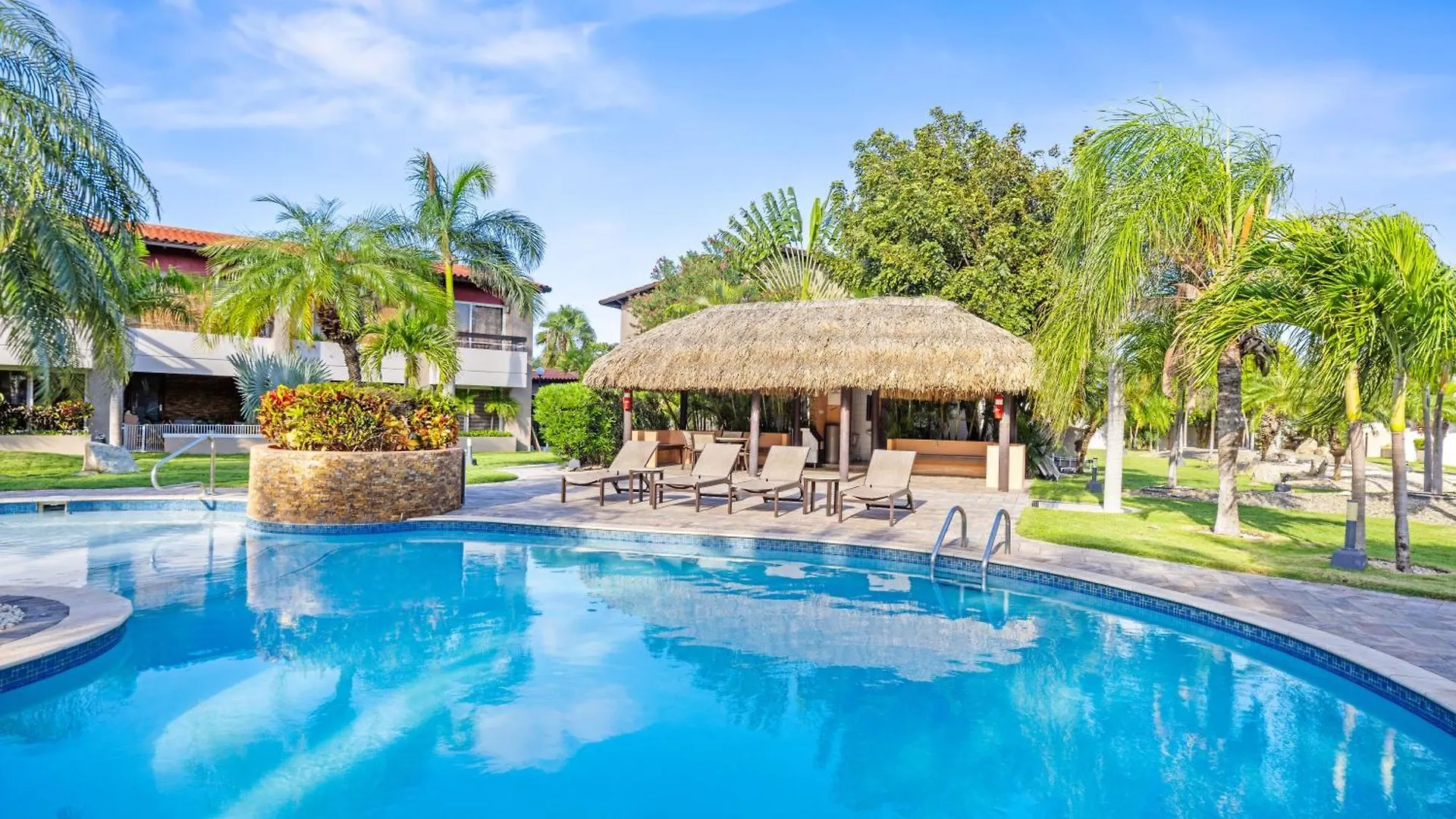 2 Min Walk To Eagle Beach W Pool, Gym & Spa Holiday home Palm Beach