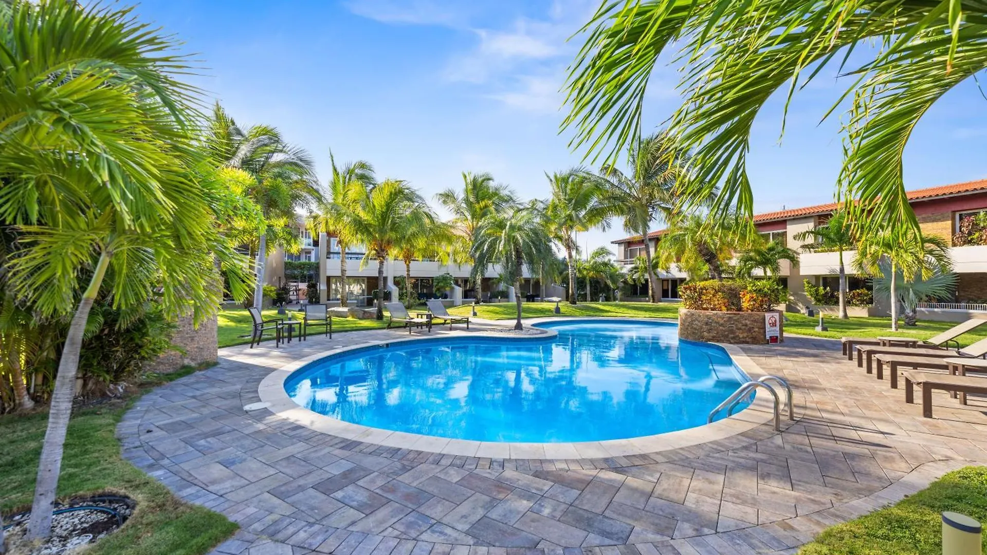 2 Min Walk To Eagle Beach W Pool, Gym & Spa