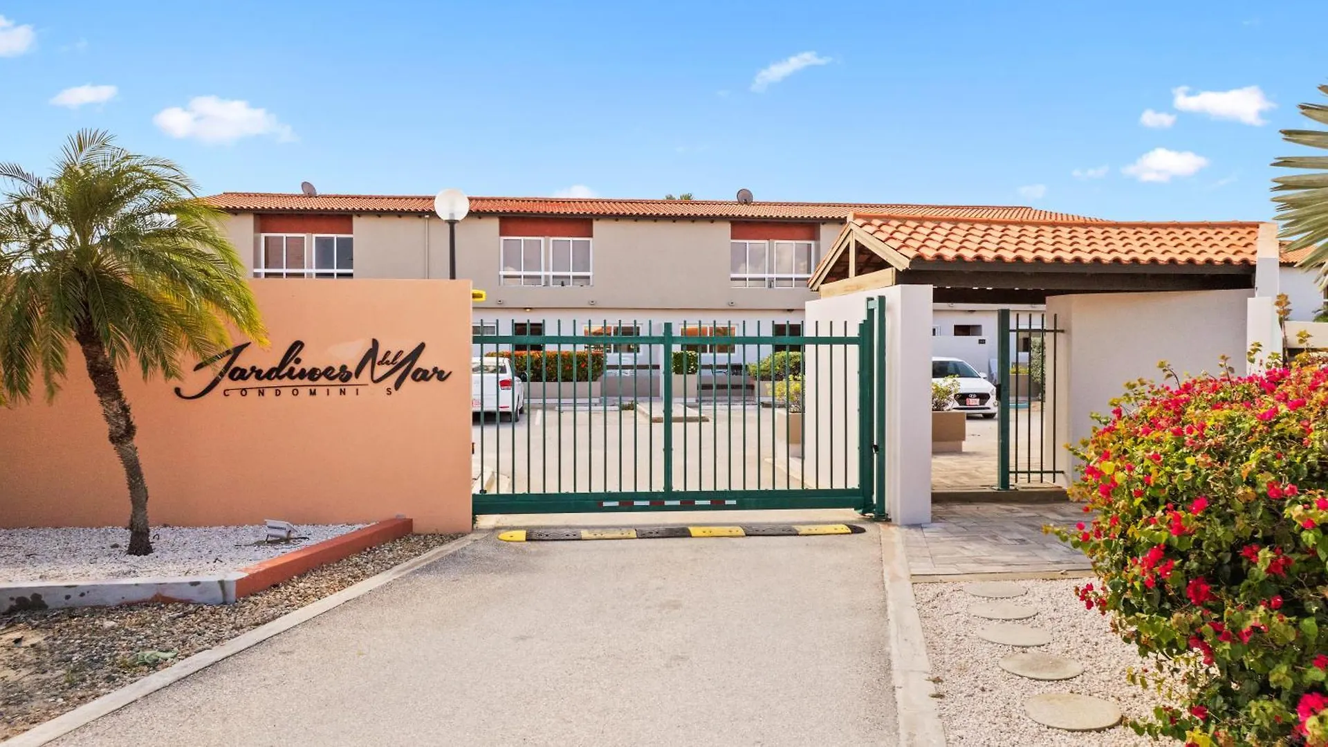 2 Min Walk To Eagle Beach W Pool, Gym & Spa Palm Beach