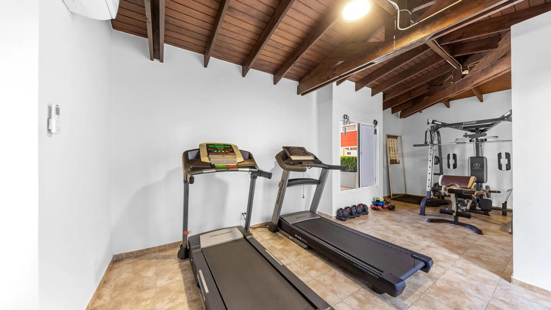 Holiday home 2 Min Walk To Eagle Beach W Pool, Gym & Spa