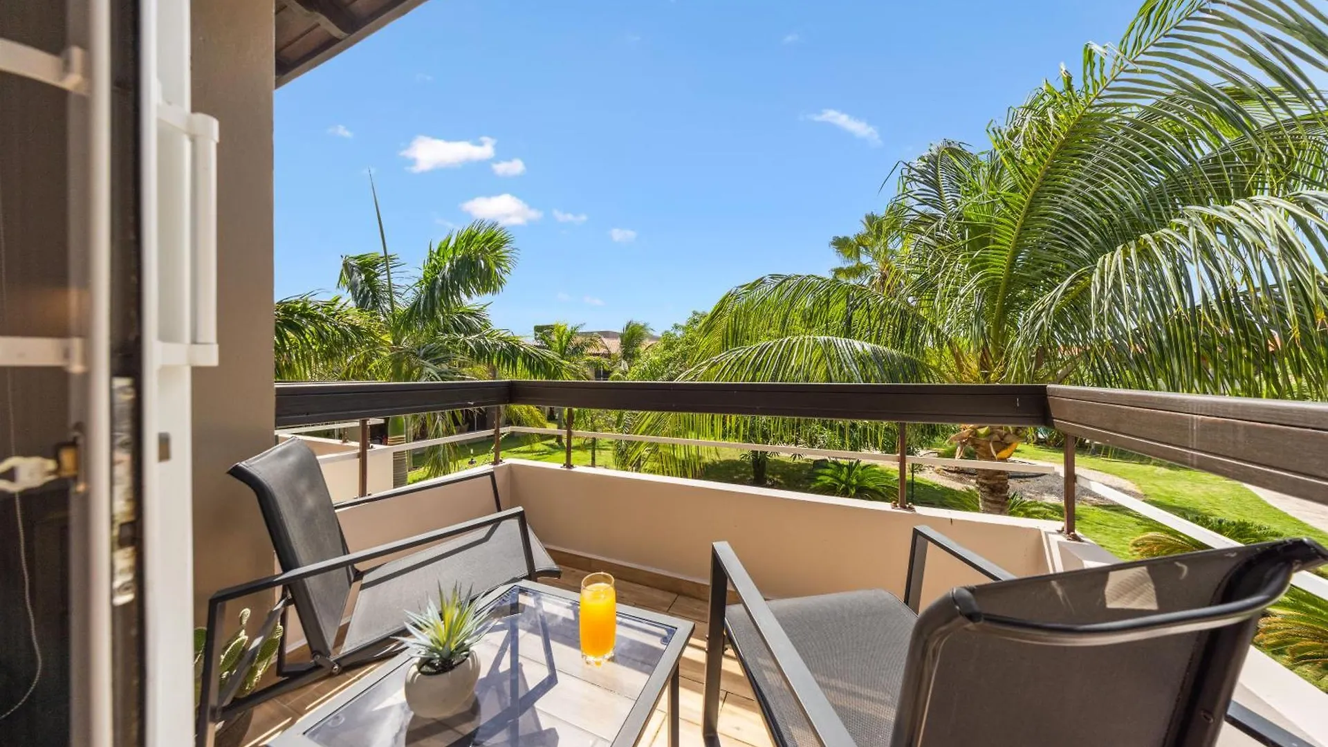 Holiday home 2 Min Walk To Eagle Beach W Pool, Gym & Spa
